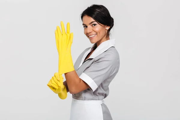 Retrato de bela governanta morena de uniforme vestindo você — Fotografia de Stock