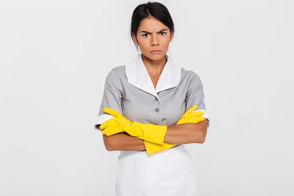 Retrato de mal-humorado atrair empregada doméstica em uniforme e borracha amarela g — Fotografia de Stock