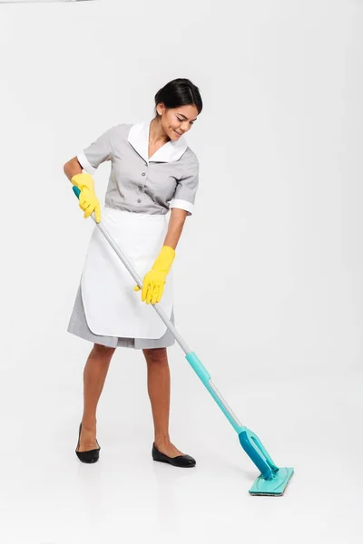 Retrato de comprimento total de jovem mulher atraente em uniforme cleani — Fotografia de Stock