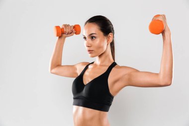 Bir konsantre genç Asyalı fitness kadın portresi kapatın