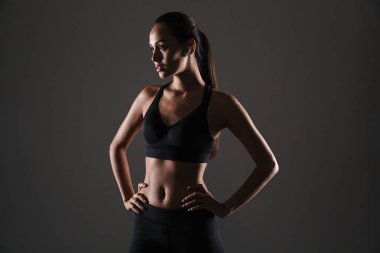 Kendine güvenen genç Asyalı fitness kadın portresi