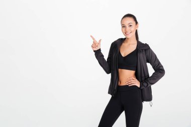 Boşaltmak için işaret neşeli genç spor Bayan.