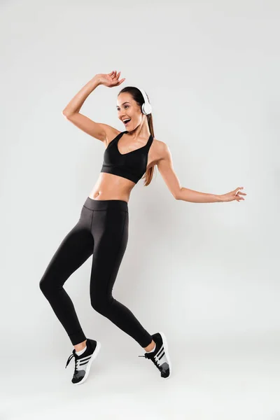 Porträt einer glücklichen asiatischen Fitness-Frau in voller Länge — Stockfoto
