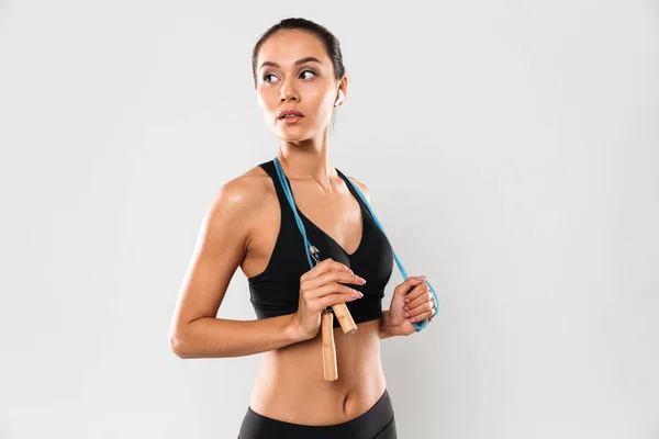 Porträt einer konzentrierten jungen asiatischen Fitness-Frau — Stockfoto