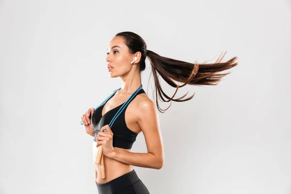 Vista lateral retrato de un bastante joven asiático fitness mujer — Foto de Stock