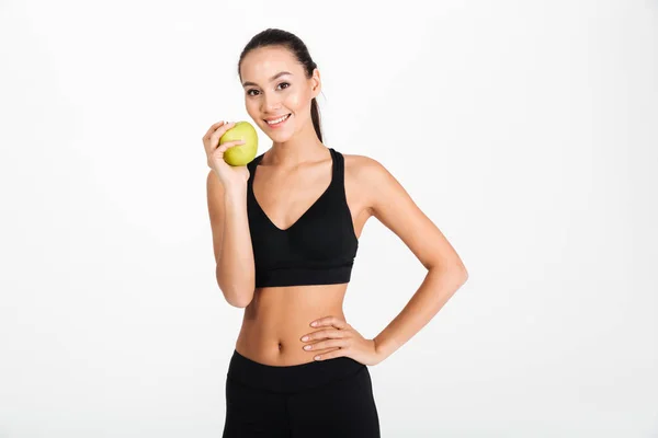 Retrato de una sana asiática fitness mujer sosteniendo manzana —  Fotos de Stock