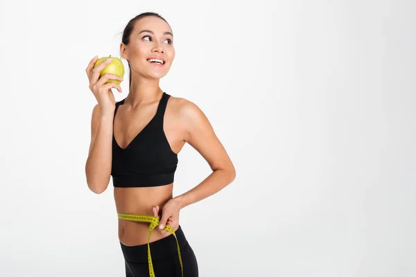 Προσωπογραφία γυναίκας λεπτή Ασιατική γυμναστήριο κρατώντας μήλο — Φωτογραφία Αρχείου
