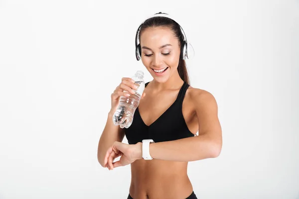 Portrait of a smiling asian fitness woman in headphones — Stock Photo, Image