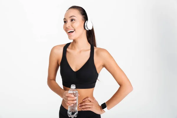 Retrato de uma mulher asiática feliz fitness em fones de ouvido — Fotografia de Stock