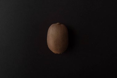 Üzerinde siyah izole kivi