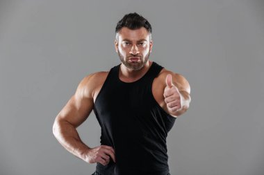 Ciddi bir güçlü erkek vücut geliştirmeci portresi