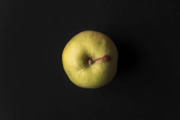 Gros plan d'une pomme verte fraîche isolée sur du noir — Photo