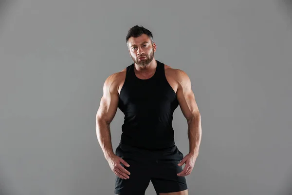 Ritratto di un bodybuilder maschio serio e sicuro — Foto Stock