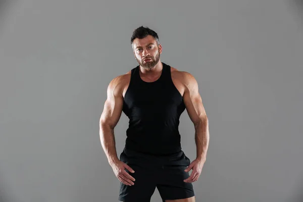 Portrait d'un bodybuilder sérieux confiant — Photo