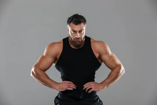 Retrato de um musculoso forte masculino fisiculturista de pé — Fotografia de Stock