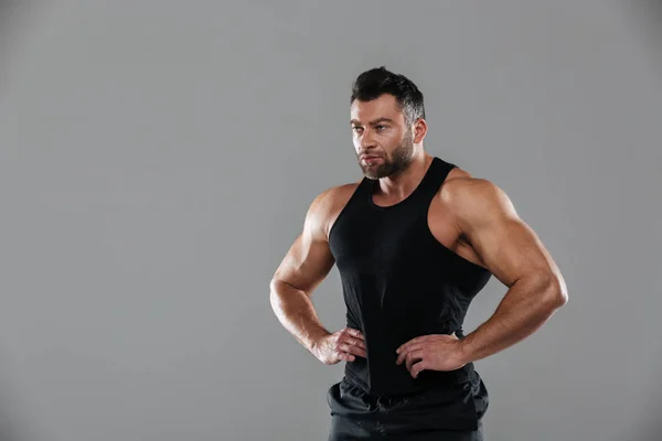 Portret van een gespierde ernstige mannelijke bodybuilder — Stockfoto