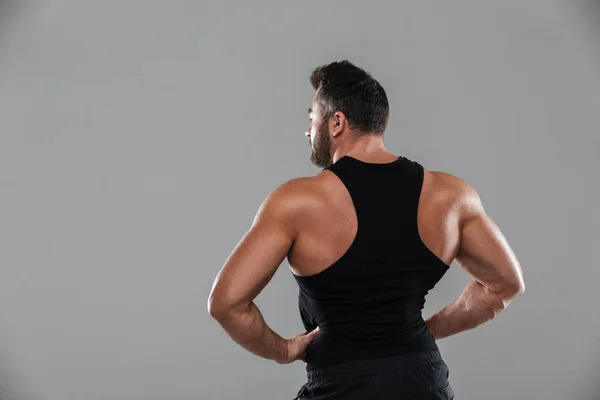 Vista posterior de un musculoso fuerte culturista masculino — Foto de Stock