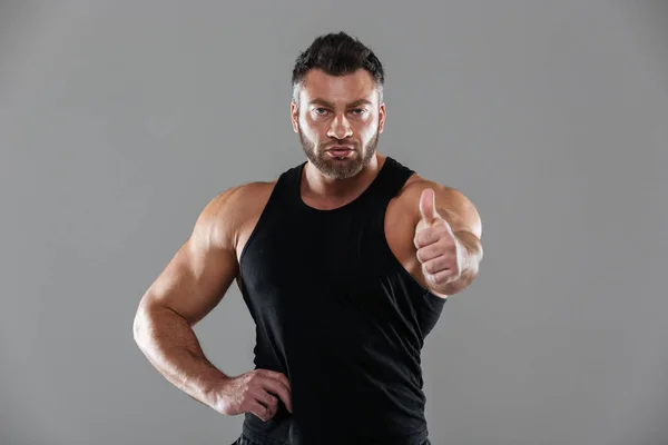 Ritratto di un bodybuilder maschio forte e serio — Foto Stock