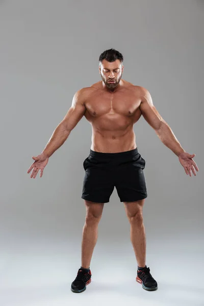 Tam uzunlukta bir kendine güvenen güçlü gömleksiz erkek vücut geliştirmeci portresi — Stok fotoğraf