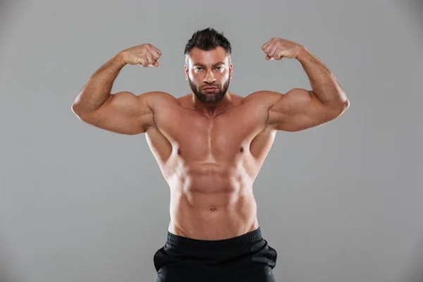 Ritratto di un muscoloso forte bodybuilder maschio senza maglietta — Foto Stock