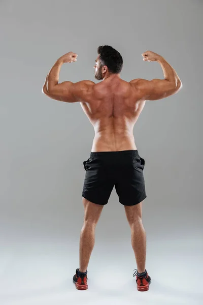 Arkadan Görünüm tam uzunlukta portre gömleksiz erkek vücut geliştirmeci — Stok fotoğraf