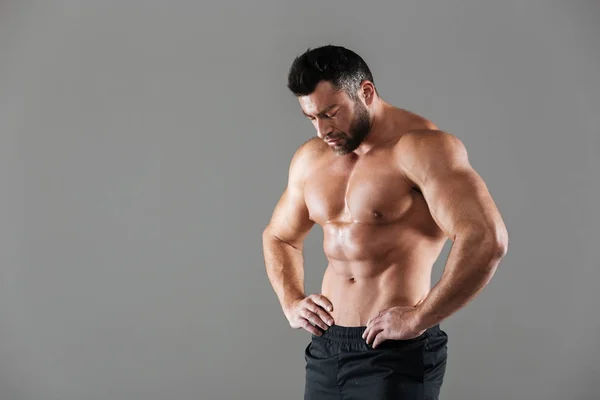 Porträt eines muskelbepackten, hemdlosen männlichen Bodybuilders — Stockfoto