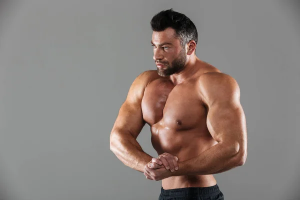 肌肉强壮的赤裸上身的男性健美运动员的画像 — 图库照片