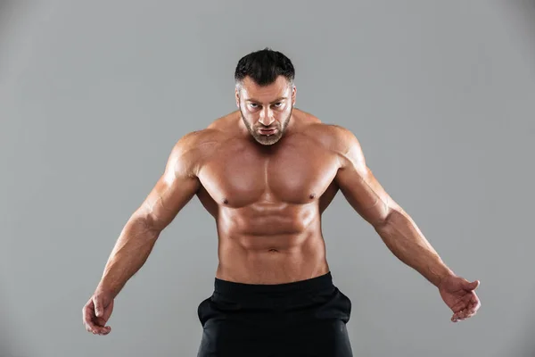Ritratto di un muscoloso forte bodybuilder maschio senza maglietta — Foto Stock