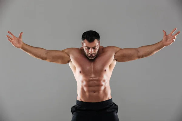 Retrato de um fisiculturista masculino sem camisa forte concentrado — Fotografia de Stock