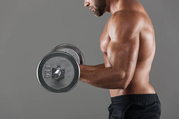 Seitenansicht ausgeschnittenes Bild eines muskulösen, hemdlosen Männchens — Stockfoto