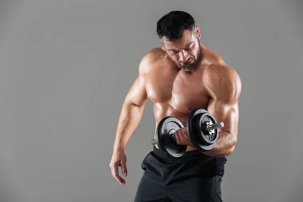 一个集中的强壮的赤裸上身的男性健美运动员的画像 — 图库照片
