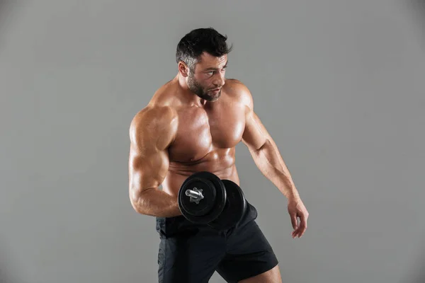 Bir formda güçlü gömleksiz erkek vücut geliştirmeci portresi — Stok fotoğraf
