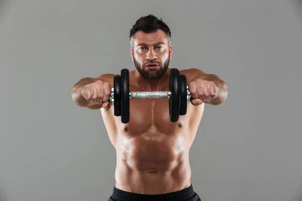 Bir konsantre güçlü gömleksiz erkek vücut geliştirmeci portresi — Stok fotoğraf