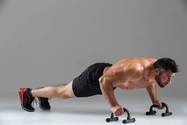 Retrato completo de un musculoso fuerte sin camisa culturista masculino —  Fotos de Stock