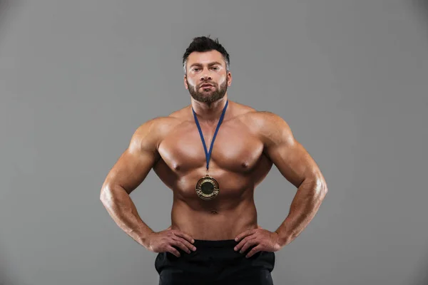 Portret van een fit tevreden mannelijke shirtless bodybuilder poseren — Stockfoto