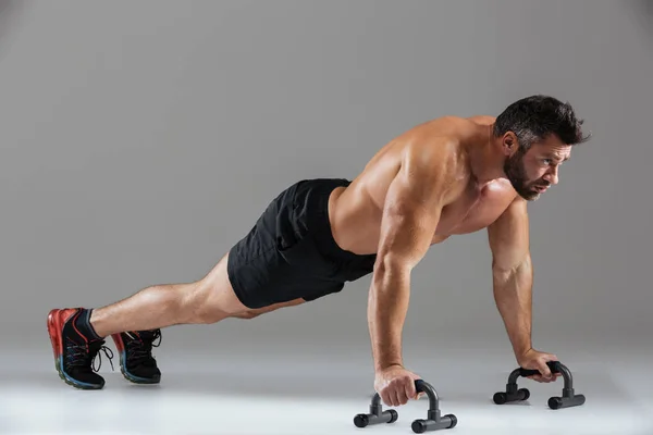 Volledige lengte portret van een fit sterke shirtless mannelijke bodybuilder — Stockfoto