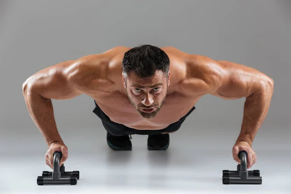 Close-up van portret van een zeker sterke shirtless mannelijke bodybuilder — Stockfoto