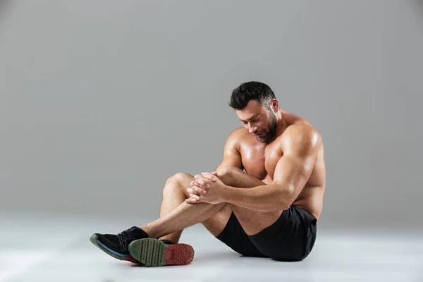 Retrato de um homem sem camisa forte cansado fisiculturista descansando — Fotografia de Stock