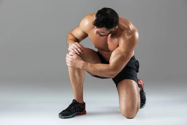 Güçlü bir kas erkek vücut geliştirmeci portresi — Stok fotoğraf