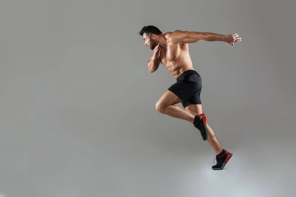 Retrato completo de un fisicoculturista masculino sano sin camisa — Foto de Stock