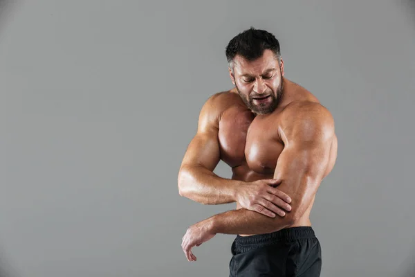 Portret van een gespierde mannelijke bodybuilder — Stockfoto