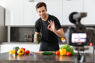 Genç adam onun video blog bölüm filme gülümseyen
