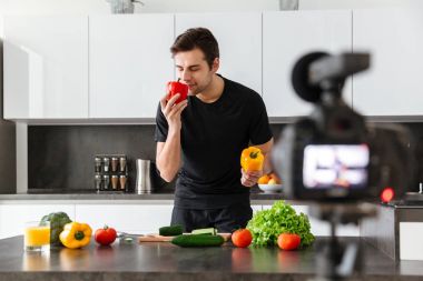 Çekici bir genç adam onun video blog bölüm filme