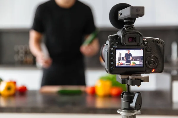 Primo piano di una videocamera che filma un giovane blogger maschio — Foto Stock