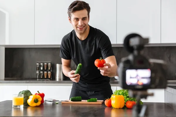 Sorrindo jovem filmando seu vídeo blog episódio — Fotografia de Stock