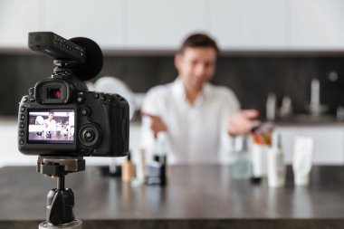 Onun video blog bölüm filme yakışıklı genç