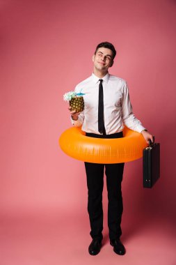 Kauçuk halka rüya ile neşeli genç işadamı.