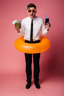 Kauçuk halka ile heyecanlı mutlu genç iş adamı