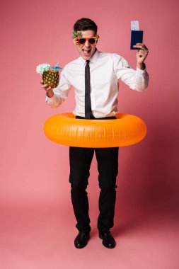 Kauçuk halka ile heyecanlı mutlu genç iş adamı