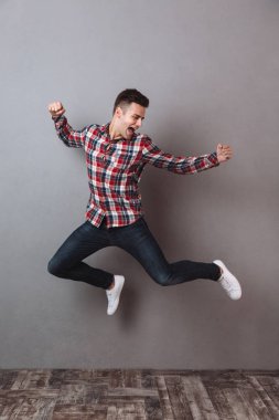 Tam boy görüntü mutlu adamın gömlek ve kot pantolon